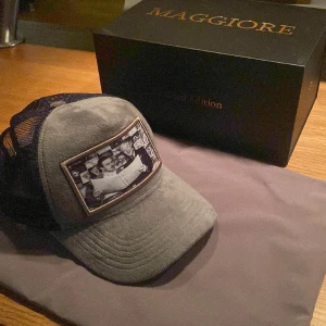Maggiore keps  - Tja, säljer min snygga maggiore keps som jag aldrig använder och som jag nästan aldrig använt så den är i ett jätte fint skick, skriv vid frågor eller funderingar