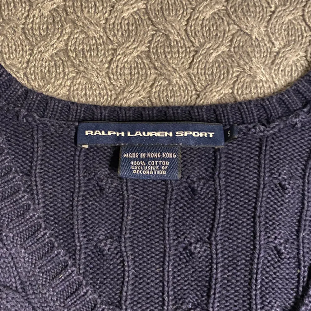 En marinblå Ralph Lauren tröja i storlek s. Bra skick och mysig. Tröjor & Koftor.
