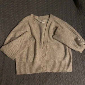 Beige kofta - En mysig beige kofta till hösten/vintern. Den är i storlek xs och är i bra skick.