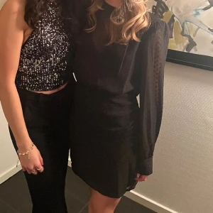 Klänning - Supersnygg klänning som passar perfekt till nyår!!❤️‍🔥 Endast använd en gång, så den är i superbra skick🩵 Köpt på Mango för ca 600kr