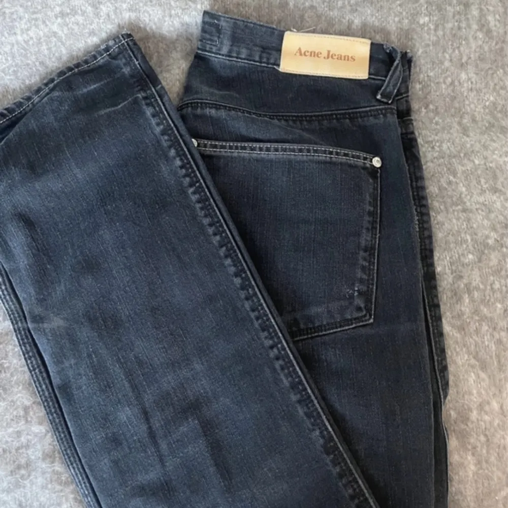 Säljer nu mina lågmidjade jeans från acne studios. Dom är i fint skick och är i storleken 30/32. Skulle säga det är en S och för någon som är 165-175 beroende på längden man vill ha. Dom är väldigt mörkblåa nästan svarta.. Jeans & Byxor.