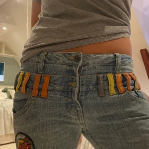 Ascoola jeans - Säljer dessa supercoola raka jeans köpta här på plick, de är i toppskick men säljer för att jag inte har börjat använda de och finns många coola tjejer som kan rocka de!! 