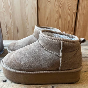 Skor  - ”Ugg” liknande sko i platå från new yorker.  Använda några gånger, kan skicka fler bilder vid intresse :) 