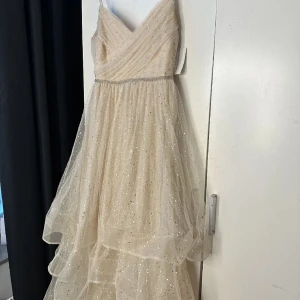 Glittrig beige/gul balklänning - Säljer även denna superfina balklänning i strl 36 