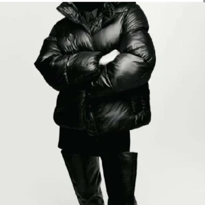  jacka  - Säljer min jacka ifrån HM, aldrig använd o är helt ny, den är också slutsåld och är svår att få tag på, (pris kan diskuteras)