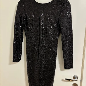 Nyårsklänning  - Helt oanvänd klänning från hm med lappen kvar, super fin på med låg rygg