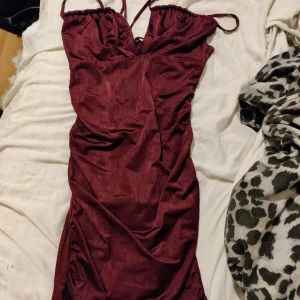 Bikbok klänning - Jag säljer denna jätte fina BikBok klänningen med nypris 399kr men jag säljer den för endast 80kr. Den är endast testad och den säljs pga brist på användning. Köparen står för frakt. Den har inga defekter❤️