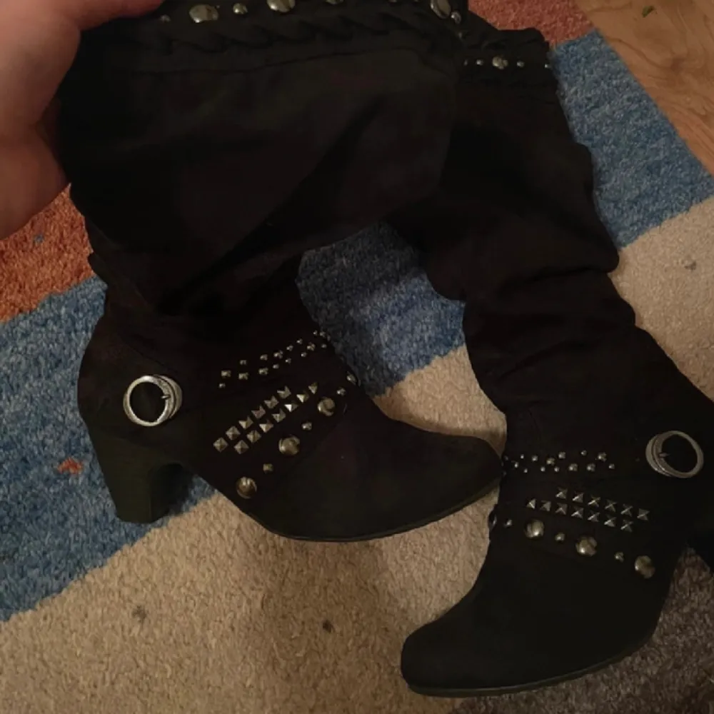 Stövlar/ boots i mocka tyg som ej kommer till användning då jag nästan aldrig har klackar, i nytt skick, skriv för fler bilder eller frågor, de går upp till lite under knäna:). Skor.