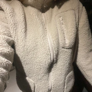 teddyjacka🐻 - superfin teddyjacka med fickor. den är i storlek 158/164 men passar en xs/s!🐻  