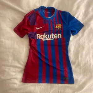 Fotbollströja FCB - Barcatröja i storlek XS (womensize) Nyskick, inga tecken på användning!  