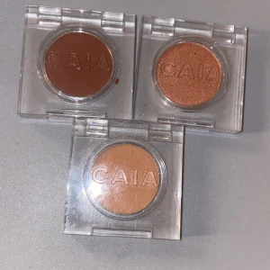 Caias ögonskuggor!!! - ‼️ date night är såld!!Jätte fina ögonskuggor från caia! Helt oanvända och säljer för jag inte använder ögonskuggor💓💓💓 köp alla tre för 100kr❤️