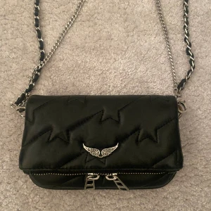 Zadig väska - Zadig väska i mönster som är slut sålt!! Är knappt andvänd och bra skick, har även dustbag. Orginal pris ca 3000