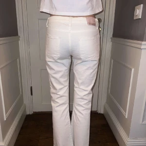 Vita jeans - Säljer dessa vita jeans från zara. Köpta second hand men aldrig använda av mig❣️