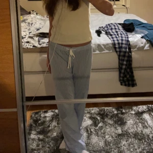 Lauren Ralph Lauren pyjamasbyxor - Säljer mina pyjamasbyxor från Ralph Lauren för kommer inte till användning, dom är väldigt sköna med en tunt material💖säljer för 300kr + frakt, nypris 619kr