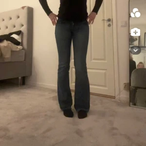 Lågmidjade Levis  - Säljer dessa lågmidjade bootcut Levis jeansen som är köpa second hand. De är i ett bra skick utan några defekter!
