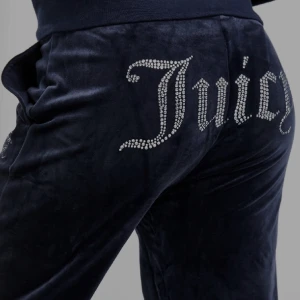 Juciy Couture Byxa - Säljer mina juicy couture byxor. Nypriset är 1200kr köpta för ca 5månader sedan. Dom är i hyfsat bra skick! Dock 2st små grejer som knappt syns därför har jag sänkt priset från 700-400kr. Skriv för mer info och bilder😊