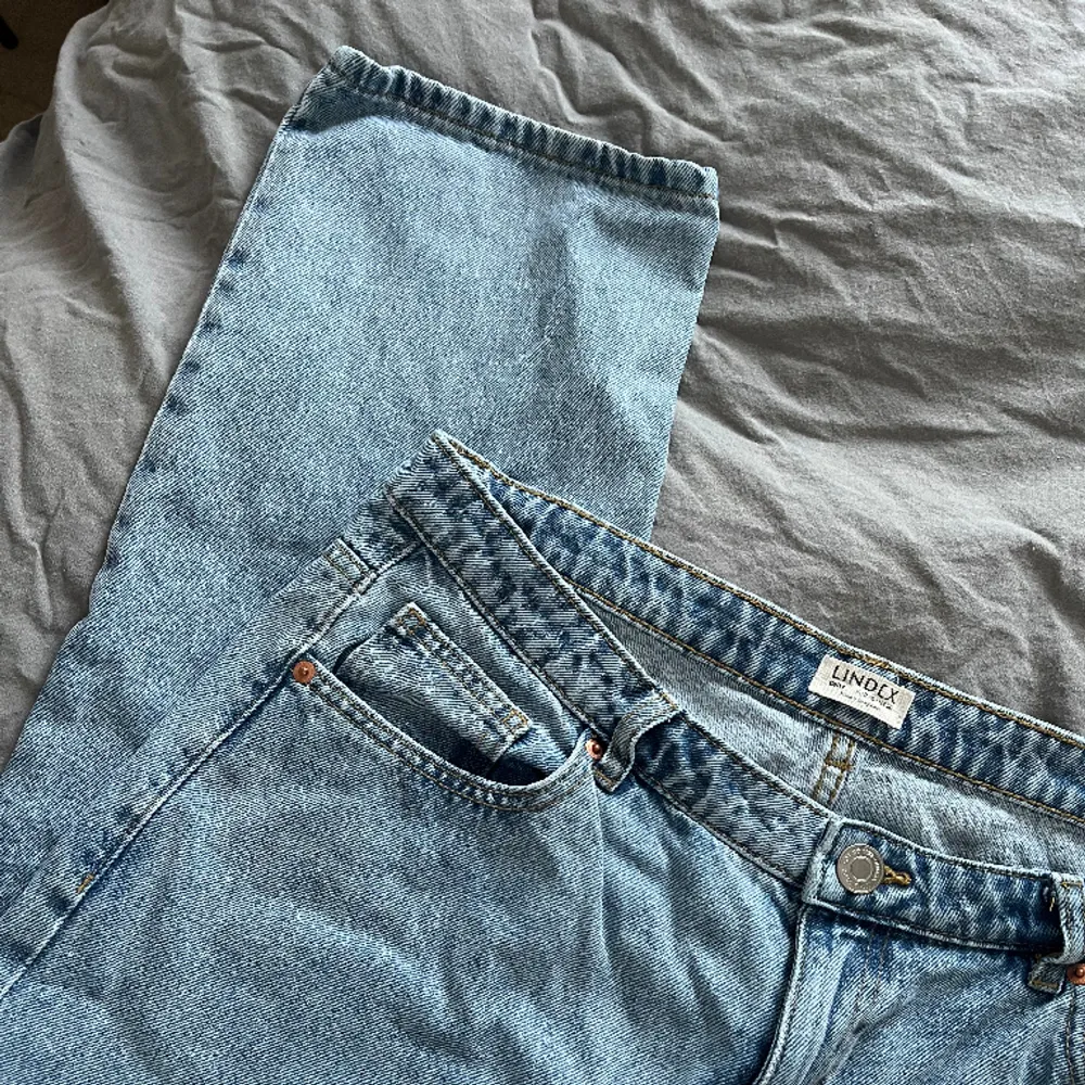 Jeans ifrån Lindex i modellen Betty, storlek 46. Använda fåtal gånger så fortfarande fint skick, nypris 499kr! Köparen står för frakten . Jeans & Byxor.