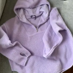 En helt ny hoodie från Pieces i lila ton. Det är strl S  Inköpt för 499 kr 