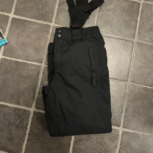 North Bend vinterbyxor  - Lite använda vinterbyxor med hängslen 