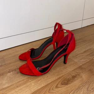 Röda klackskor  - Köpta för väldigt många år sedan. Använda några få gånger. I bra skick! ❤️ 