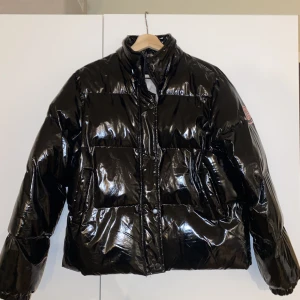 Glansig jacka - Superfin glansig jacka från Bohoo, ena fickan har dock ett hål på innsidan. Utöver det så är jackan i fint skick!