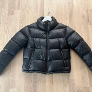 Superdry jacka - Kolla intresset på min superfina superdry jacka, håller värmen jättebra och har inga defekter🫶🏼 Fler bilder kan skickas vid intresse 