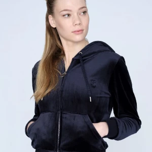 Juicy couture överdel  - Mörkblå, ett litet hål vid fickan, syns inte när den är på och märks inte . 