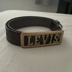 Vintage Levi’s bölte - Säljer ett väldigt sällsynt vintage Levis bälte i färgen brun och guld, i äkta läder. Storlek 75  150kr fri frakt! fraktar samma dag