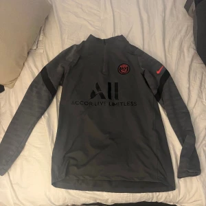 PSG dri-fit - Säljer en PSG Drifit, Jätte bra kvalitet och jätte snygg men har tröttnat lite på den. Skriv gärna DM kring Pris😁