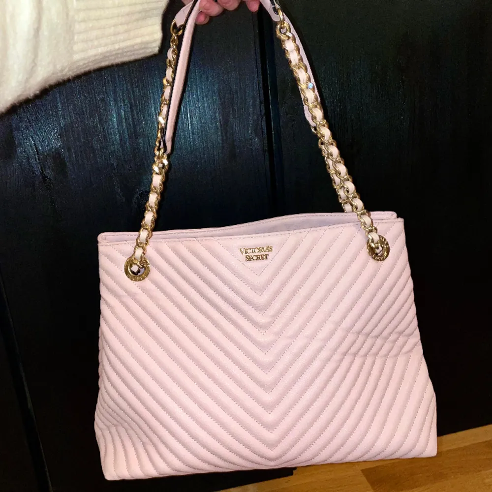 Superfin ljusrosa handväska från Victoria’s Secret som inte kommer till användning. Köpt för ca 800kr🥰. Väskor.