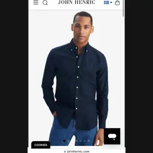 John Henric blå skjorta. Säljer då den är för stor! Aldrig använd så nyskick! Storlek 46. Nypris 899kr!  Skriv om ni vill ha bilder!