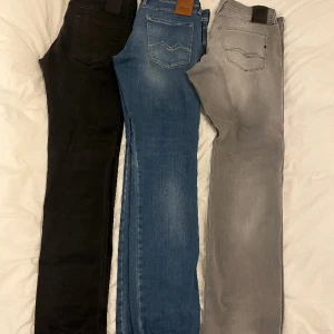 Replay jeans - Tre par jätte fina jeans från märket replay alla rä i fint skick och har ett nypris på 1500kr Blå: anbass hyperflex storlek 33/34 400kr Grå: anbass hyperflex storlek 33/34 400kr Svarta: anbass hyperflex 34/36 lite tajtare i modelllen 400kr    Grå