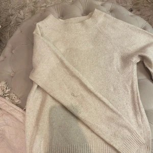 Stickad tröja - Säljer en beige stickad tröja från vero Moda som inte kommer till användning 
