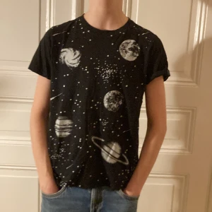 Snygg stjärn tröj med planeter på - Aldrig andvänd och snygg🔥🔥