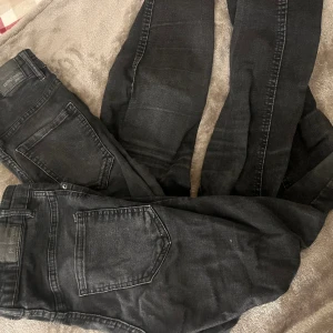 Molly jeans  - Två par jeans från Gina tricot i modellen Molly. Storlek s, 80kr för båda 