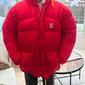 Fjällräven jacka - Hjälper min pappa att sälja hans fjällräven jacka som funkar till både tjejer och killar. Den är i storlek M men är något större i storleken så kan passa alla mellan M - XL.  Säljer för 7000kr, nypris 9000kr.  Hör av er om ni funderar över något ;) 