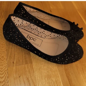 Ballerinaskor  - Jättesöta ballerinaskor från Bonprix collection i storlek 37. De är i nyskick. Kan fraktas, men köparen står för frakten 💕