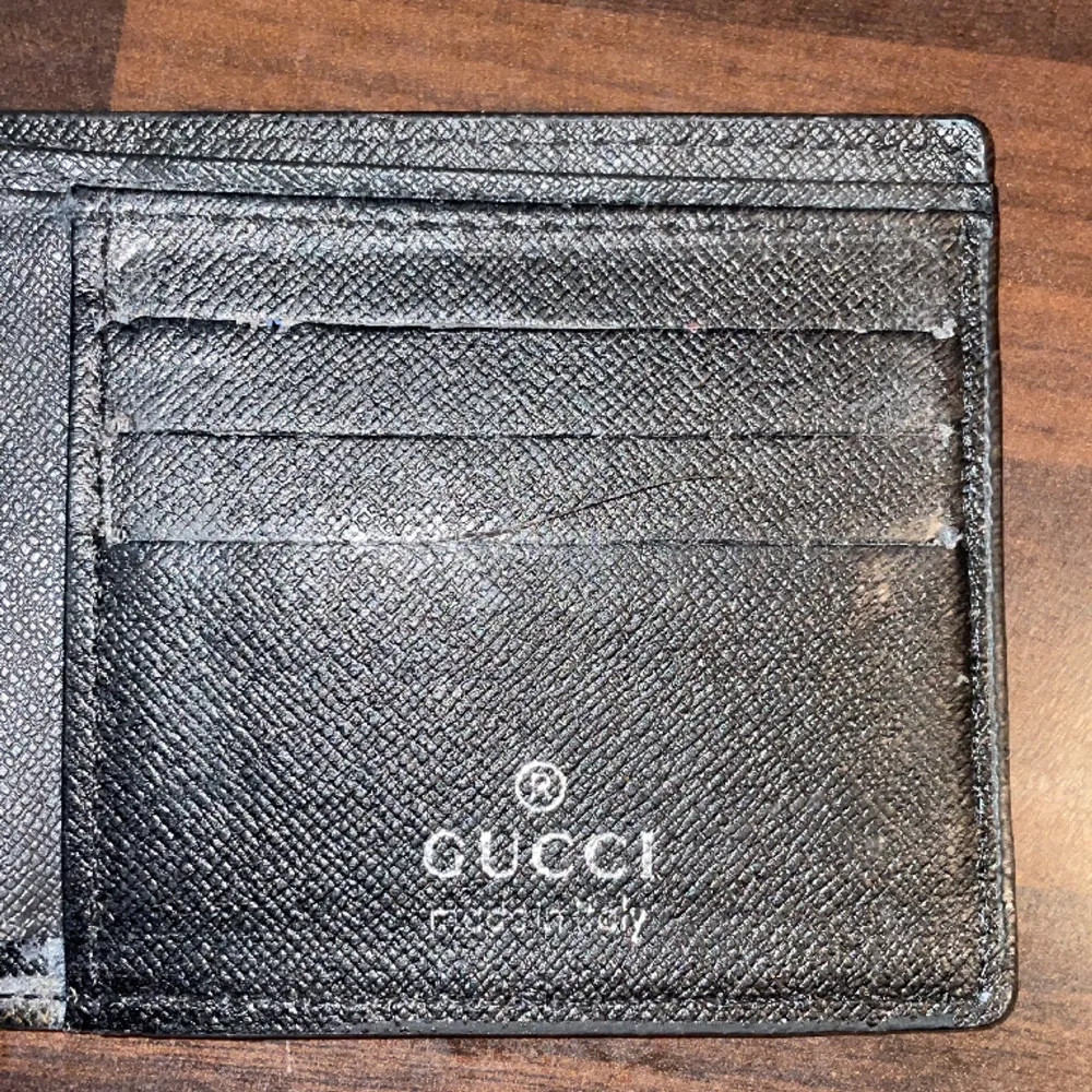 En Gucci plånbok som är en bra kopia som jag säljer för att den inte längre används. Den är i skick 7/10. Står inte för postens strul och köparen står för frakten annars kan man köpas upp i Stockholm. Jag tar byten . Accessoarer.
