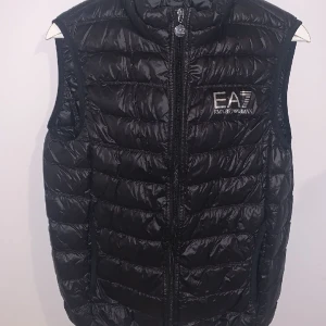 Emporio Armani EA7 väst  - Helt ny aldrig använd då den var för liten! Snabbaffär bra pris!