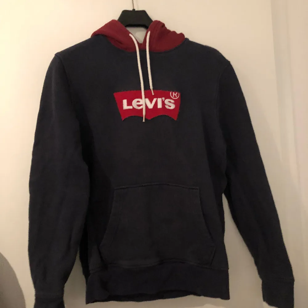 En gammal Levis hoodie som inte längre används. Fortfarande bra kvalitet och är nyligen tvättad. Inga defekter och kan fixa fler bilder privat.. Hoodies.