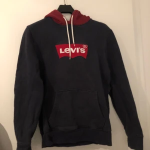 Levis hoodie - En gammal Levis hoodie som inte längre används. Fortfarande bra kvalitet och är nyligen tvättad. Inga defekter och kan fixa fler bilder privat.