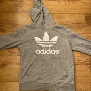 Adidas tröja - Storlek 152, för liten för mig . Bra skick