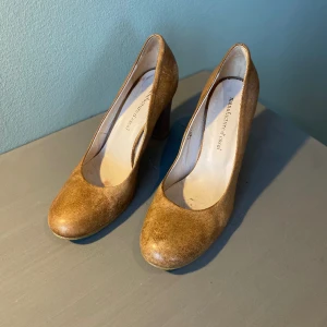 Skinnpumps - Snygga skinnpumps med bredare klack. Fit skick och mycket lite använda. Ganska små i storleken och passar smalare fötter bäst. 