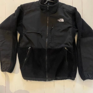 The north face fleece jacka - 9/10 Liten reva på insidan på fickan på jackan, inte synbart från usidan