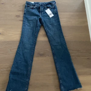 Nya low waisted bootcut jeans  - Oanvända. Små i storleken motsvarar 34/36