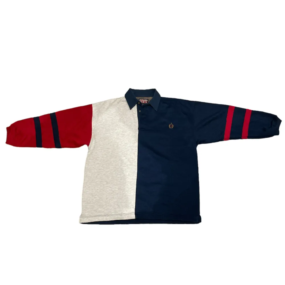 Blå, röd och grå/vit sweater med krage från Beyond retro. Det står ingen storlek men skulle säga ca XS. Skriv vid frågor om mått eller liknande. Köpare står för frakt🙂. Tröjor & Koftor.