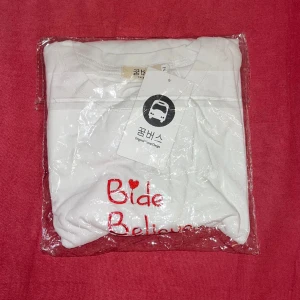 Oöppnad inplastad tshirt ❤️ - Helt oöppnad vit T-shirt med texten ”Bide Believe Bless”, minns inte vart den är ifrån, men den är iaf helt oöppnad & oanvänd!🤍 Fortfarande i plasten den kom i.❣️