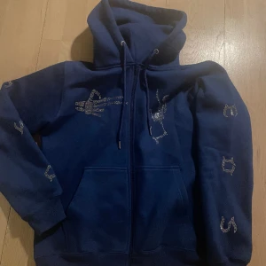 Rhinstone hoodie - En snygg rhinstone hoddie (inga skador) STR: M pris kan diskuteras vid snabb affär