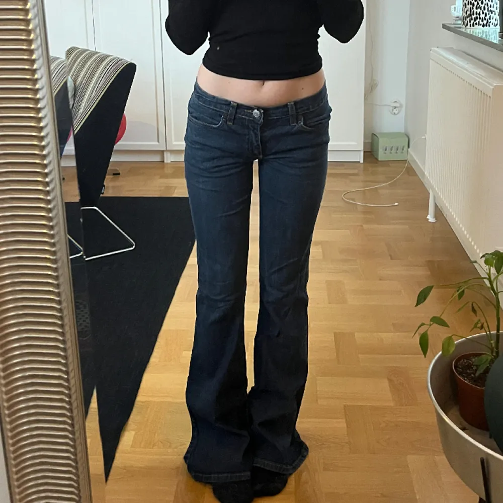 Så snygga mörkblåa jeans i storleken w27 L33💕. Jeans & Byxor.