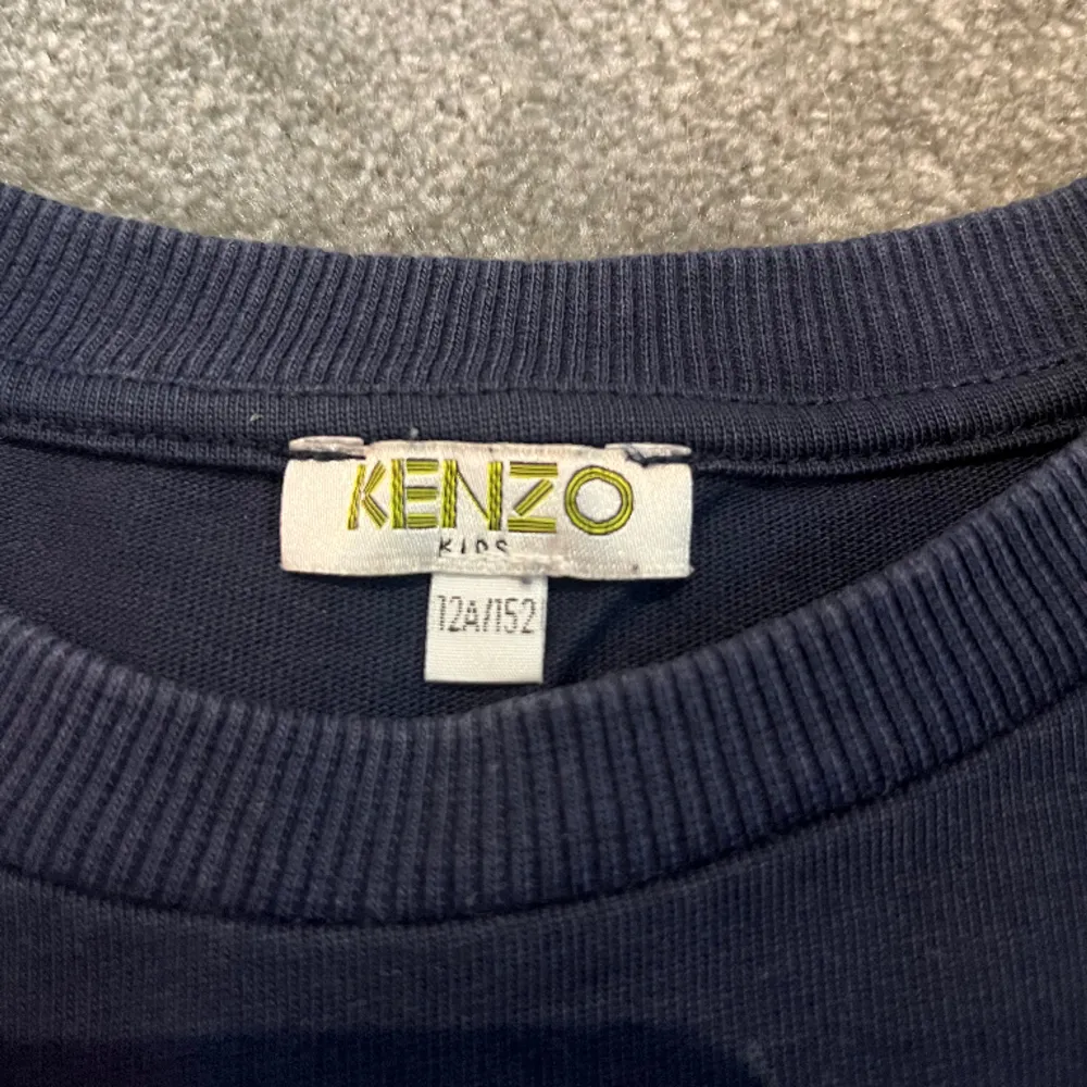 Mörkblå Kenzo tröja som inte används längre. Inga skador . Tröjor & Koftor.